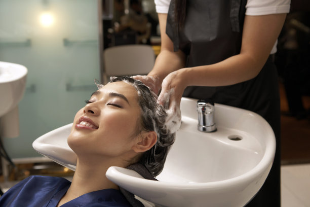 年轻女子洗头图片下载