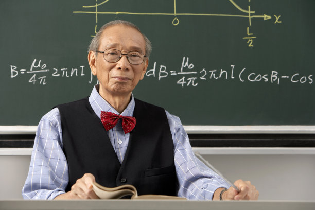 大学老师在上课图片下载