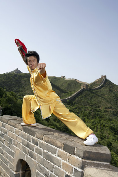 年轻男子在长城表演武术图片下载