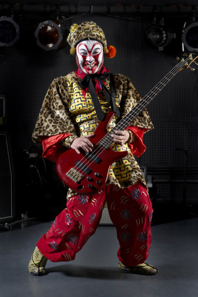 画脸谱的男人弹吉他图片下载