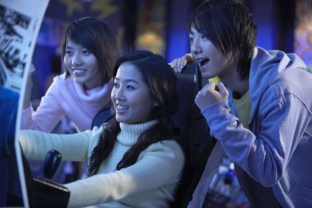 玩电玩的年轻人图片下载