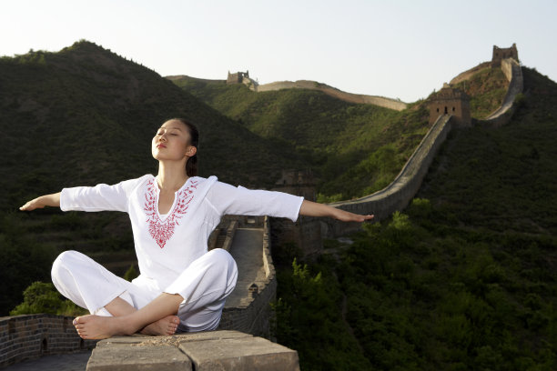 年轻女子在长城做瑜伽图片下载