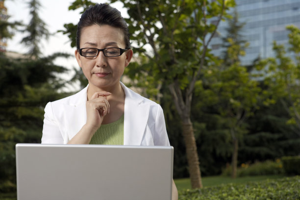 商务女士与笔记本电脑图片下载