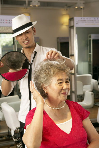 顾客观察理过的头发图片下载