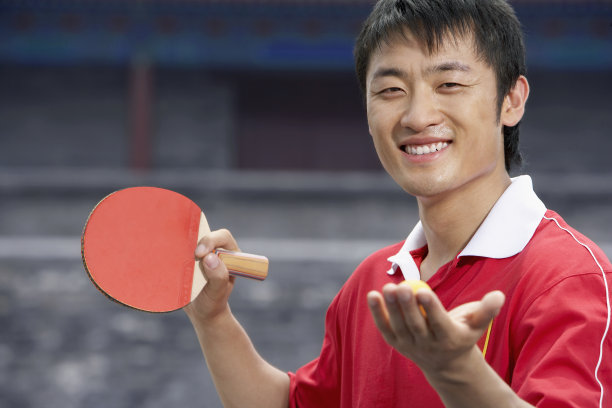 比赛中的乒乓球运动员图片下载
