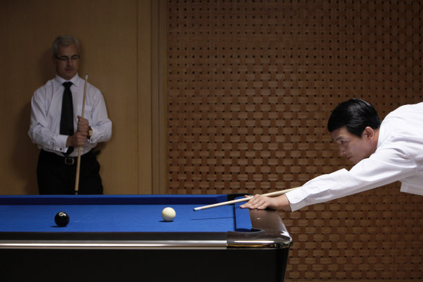 商务人士打桌球图片下载