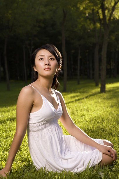 草地上的女子图片下载