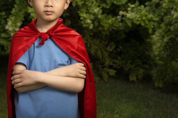 小男孩模仿超人图片下载