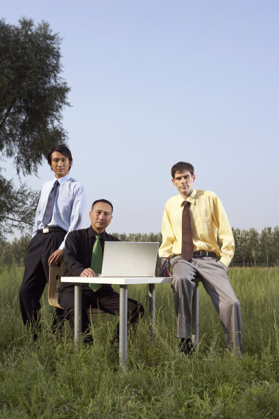 商务人士在户外办公图片下载