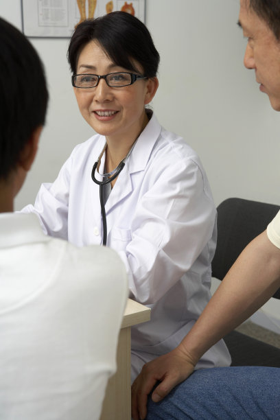 女医生和患者交谈图片下载