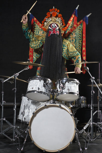 戏剧里的角色打架子鼓图片下载