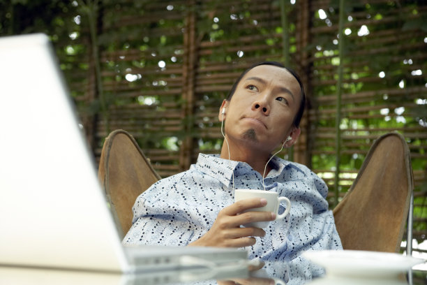 年轻男子喝茶图片下载