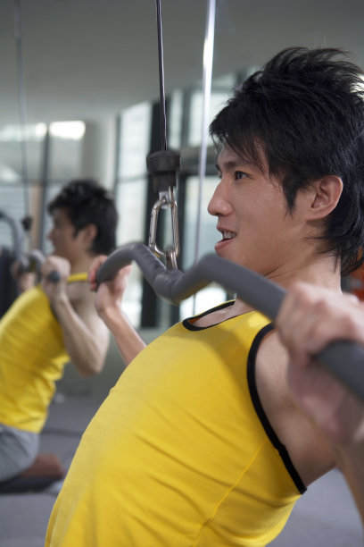 年轻男子在健身房锻炼图片下载