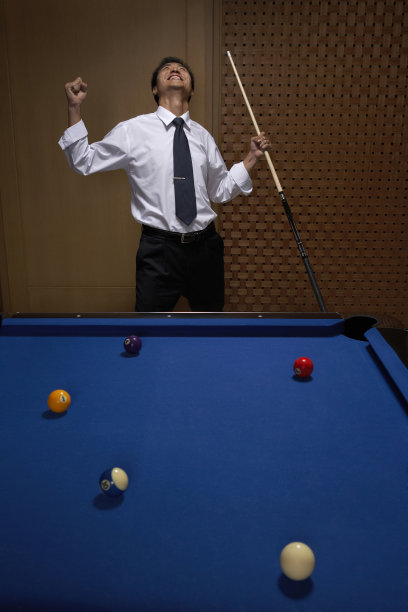 商务人士打桌球图片下载