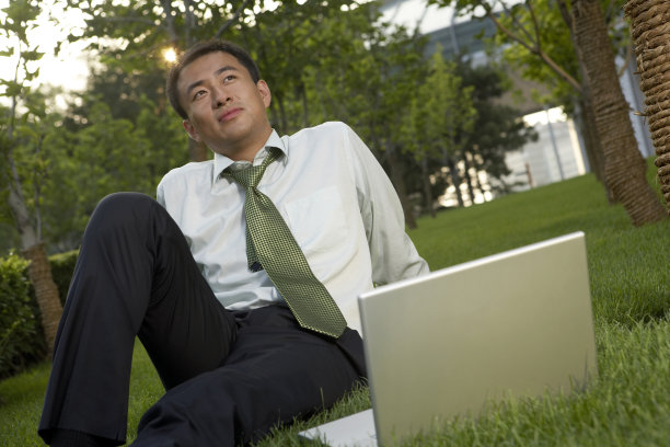 商务男士与笔记本电脑图片下载