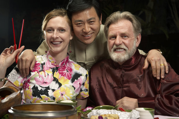 餐厅的顾客和服务员图片下载