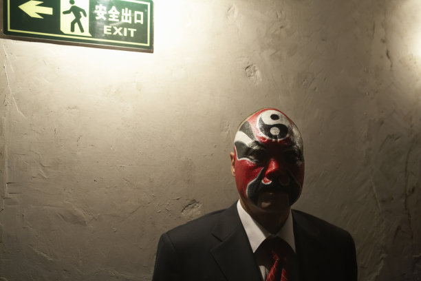 画脸谱的男商人图片下载