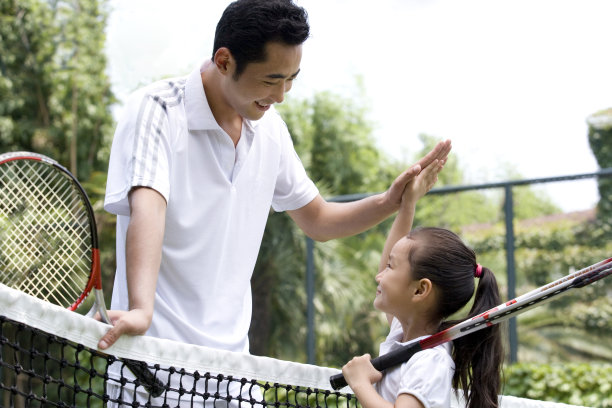 父亲与女儿击掌图片下载