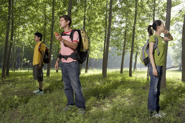 年轻朋友在户外迷路图片下载