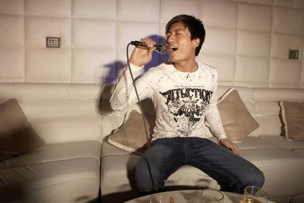 激动的男子唱歌图片下载