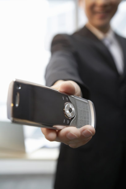 商务男性手拿手机图片下载