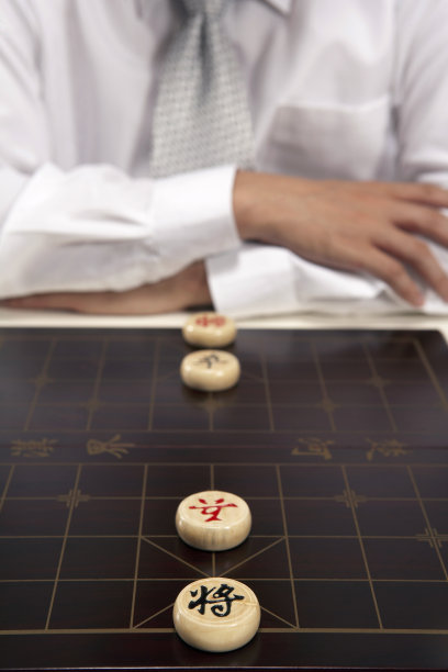 男子和中国象棋图片下载