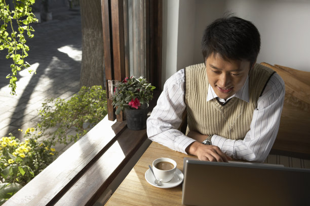 在书吧用笔记本电脑的年轻人图片下载