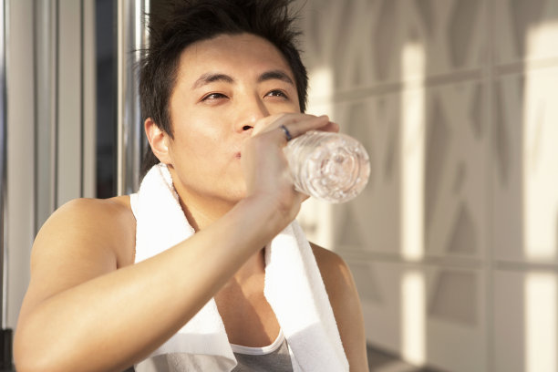 年轻男子健身后喝水图片下载