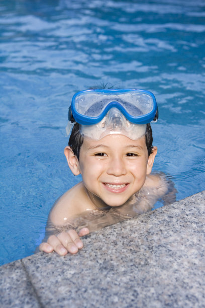 泳池边男孩图片下载