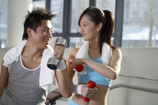 年轻男女在健身房锻炼图片下载