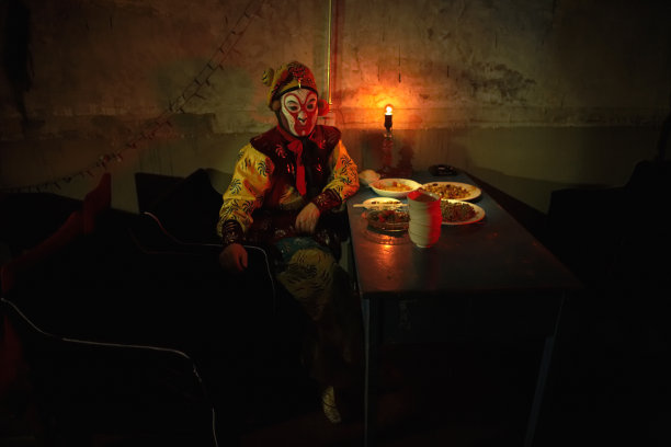 穿着戏剧服装的人在餐桌旁图片下载