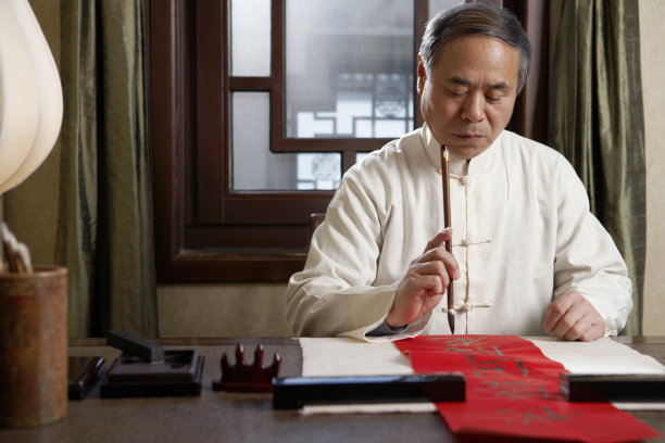 老年男子写书法图片下载