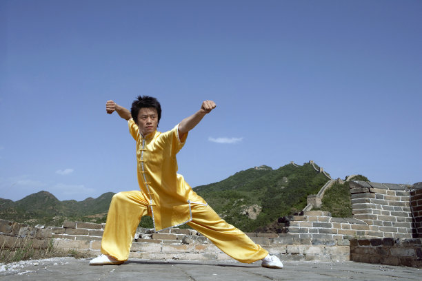 年轻男子在长城表演武术图片下载