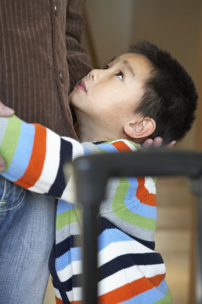 依依不舍的小男孩图片下载
