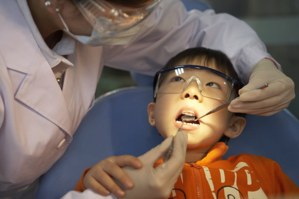 牙医检查男孩的牙齿图片下载
