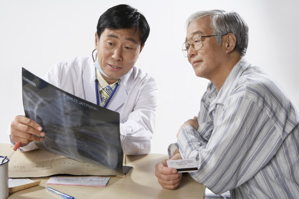 医生与病人看x光片图片下载