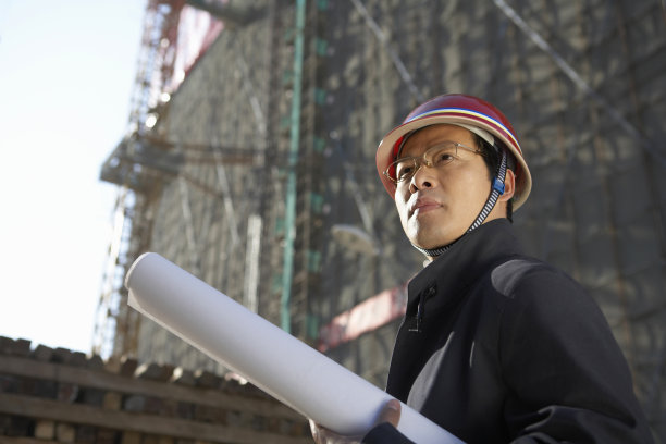 商务男士在工地图片下载