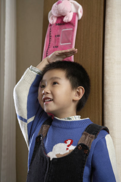 小男孩测身高图片下载