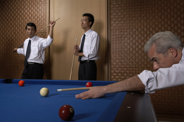 商务人士打桌球图片下载