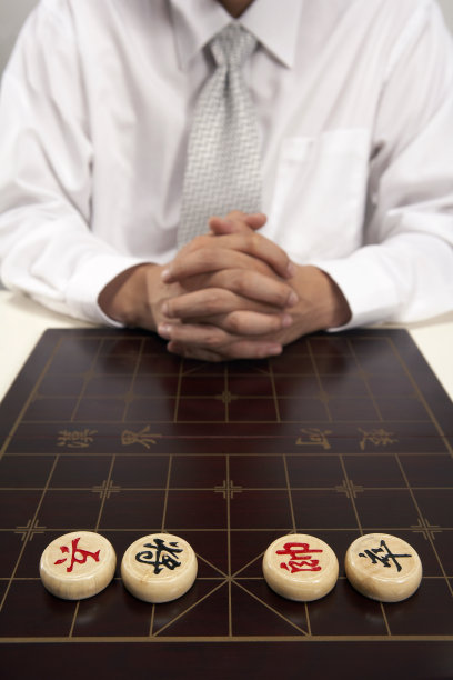 男子和中国象棋图片下载