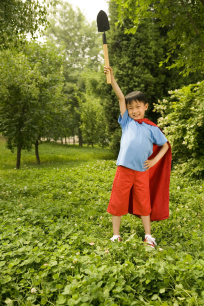 小男孩模仿超人图片下载