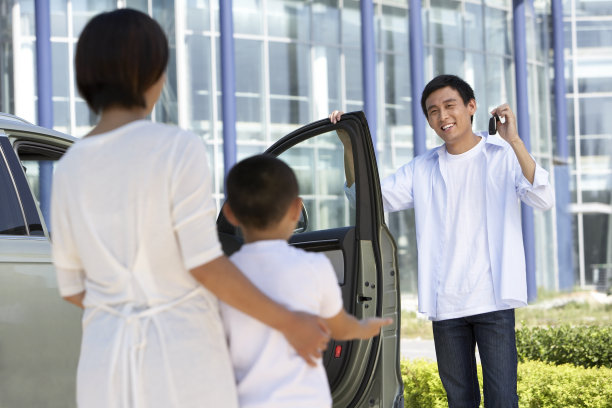 爸爸高兴的给妈妈和孩子开车门图片下载