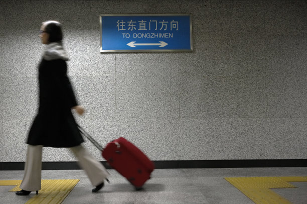 商务女士拖着行李箱图片下载