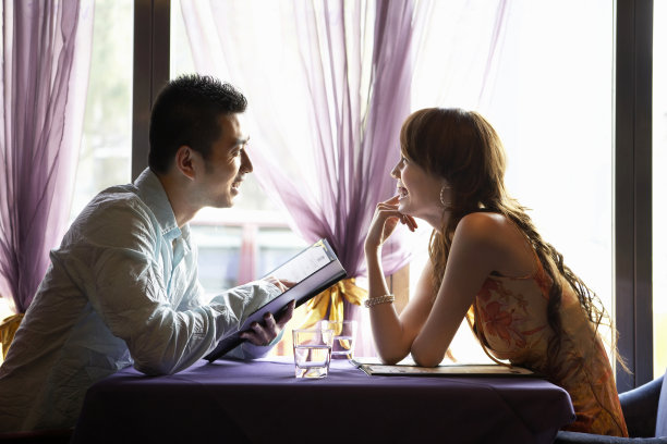 餐厅里的年轻情侣图片下载