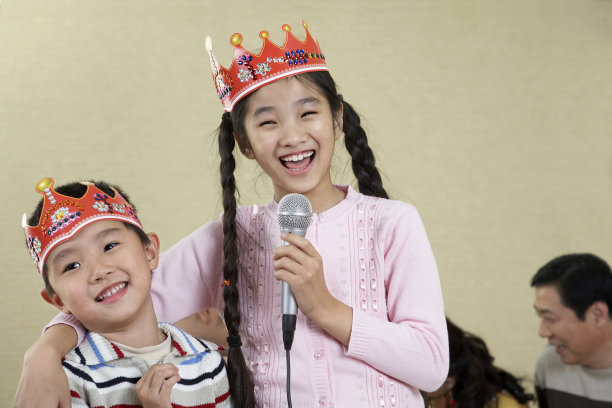 姐弟俩唱歌图片下载