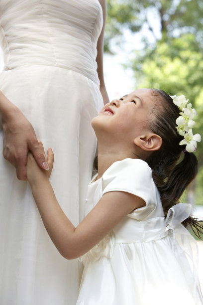 童女和新娘一起图片下载