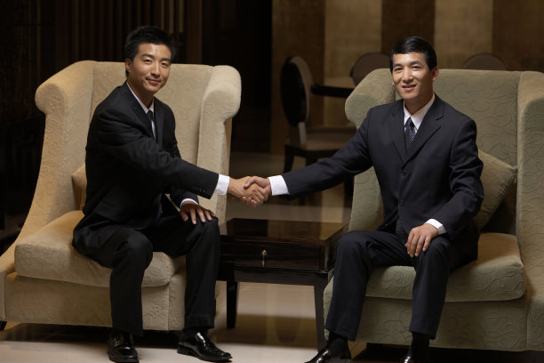 商务人士握手合作图片下载