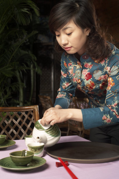 女服务员倒茶图片下载
