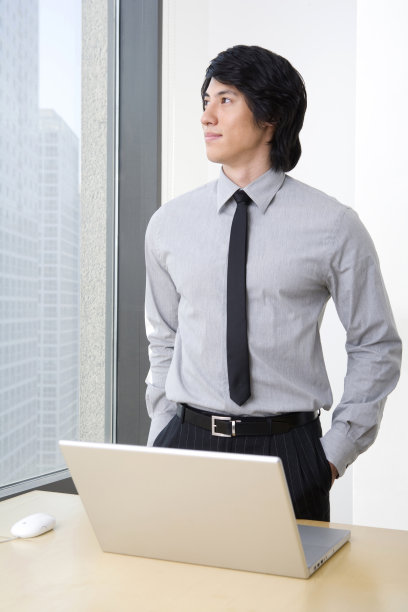 商务男士看向远方图片下载