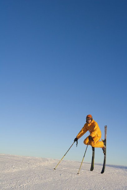 滑雪的年轻男子图片下载